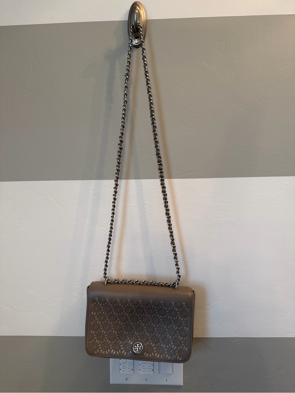 TORY BURCH Robinson FLORAL PERFORATEDShoulder Leather
Bag FRENCH GRAY